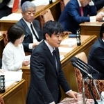 　衆院予算委で質問する本庄知史氏（立憲民主党・無所属）