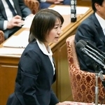 　衆院予算委で質問する池田真紀氏（立憲民主党・無所属）