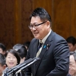 　参院予算委で質問する公明党の窪田哲也氏（公明党）