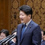 　参院予算委で質問する石川博崇氏（公明党）