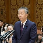 　参院予算委で質問する金子道仁氏（日本維新の会）