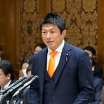 　参院予算委で質問する神谷宗幣氏（参政党）
