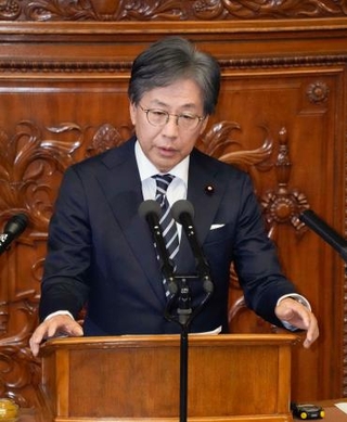 　衆院本会議で代表質問する安住淳氏（立憲民主党・無所属）