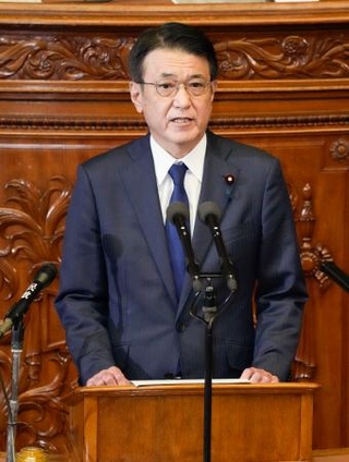 　衆院本会議で代表質問する角田秀穂氏（公明党）