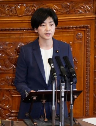 　参院本会議で代表質問する石垣のり子氏（立憲民主・社民・無所属）
