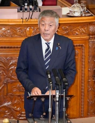 　参院本会議で代表質問する青島健太氏（日本維新の会）