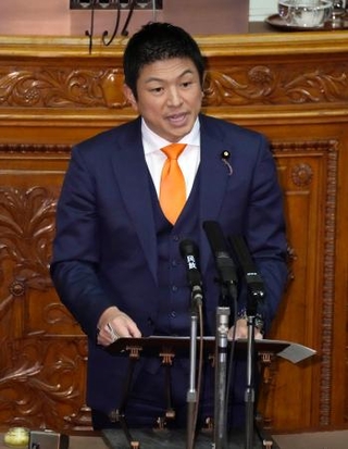 　参院本会議で代表質問する神谷宗幣氏（参政党）