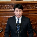 　衆院本会議で代表質問する斎藤アレックス氏（日本維新の会）