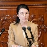 　衆院本会議で代表質問する堀川朗子氏（共産党）