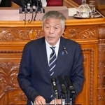 　参院本会議で代表質問する青島健太氏（日本維新の会）