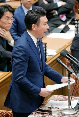 　衆院予算委で質問する斎藤アレックス氏（日本維新の会）