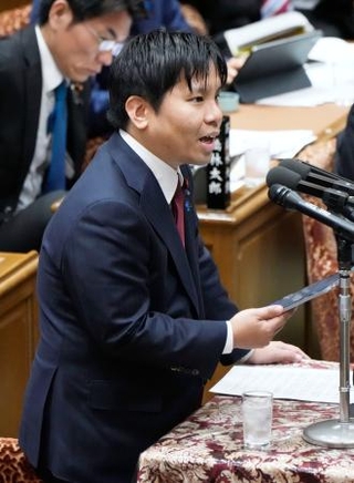 　衆院予算委で質問する高山聡史氏（チームみらい）