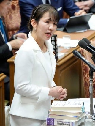 　衆院予算委で質問する豊田真由子氏（参政党）