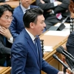 　衆院予算委で質問する斎藤アレックス氏（日本維新の会）