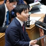 　衆院予算委で質問する高山聡史氏（チームみらい）