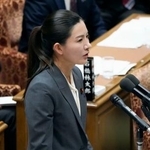 　衆院予算委で質問する吉川里奈氏（参政党）