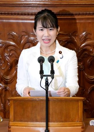 　衆院本会議で代表質問する豊田真由子氏（参政党）