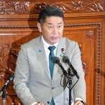 　衆院本会議で代表質問する原山大亮氏（日本維新の会）