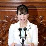 　衆院本会議で代表質問する豊田真由子氏（参政党）