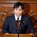 　衆院本会議で代表質問する高山聡史氏（チームみらい）