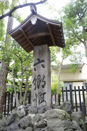 　旧六郷橋の親柱＝東京都大田区