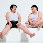 　鈴木もぐら（左）と関太。写真集「まあるいふたり」より（撮影：加賀翔）