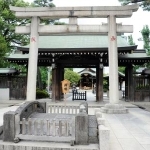 　六郷神社の鳥居前にある太鼓橋＝東京都大田区