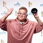　イベントで振る舞われた白飯を完食した伊達みきお＝２４日、東京都文京区