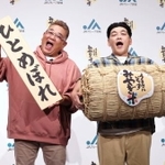　イベントに登場した伊達みきお（左）と富沢たけし＝２４日、東京都文京区