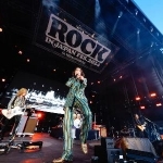 　ステージに登場したＴＨＥ　ＹＥＬＬＯＷ　ＭＯＮＫＥＹの吉井和哉（中央）ら（ＲＯＣＫ　ＩＮ　ＪＡＰＡＮ　ＦＥＳＴＩＶＡＬ　２０２４　ｉｎ　ＨＩＴＡＣＨＩＮＡＫＡ提供）