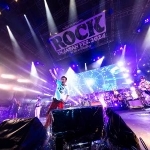 　ステージに登場したサザンオールスターズの桑田佳祐（中央）ら（ＲＯＣＫ　ＩＮ　ＪＡＰＡＮ　ＦＥＳＴＩＶＡＬ　２０２４　ｉｎ　ＨＩＴＡＣＨＩＮＡＫＡ提供）