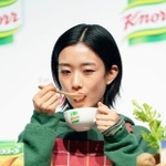 　スープを試食する河合優実＝東京都千代田区