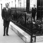 　１９６０年代パリの街に立つベルナール・ビュッフェ（左）と爲永清司さん（（Ｃ）ギャルリーためなが）（提供写真）