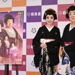 　取材会に登場した研ナオコ（左）と梅沢富美男＝１日、東京都中央区