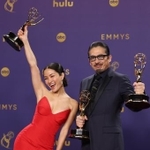 　エミー賞を受賞した真田広之（右）とアンナ・サワイ＝９月１５日、アメリカ・ロサンゼルス（ロイター＝共同）