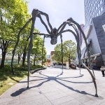 　ルイーズ・ブルジョワ「ママン」（１９９９／２００２年　ブロンズ、ステンレス、大理石　９．２７×８．９１×１０．２３ｍ　所蔵：森ビル株式会社〈東京〉）（提供写真）