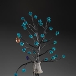 　ルイーズ・ブルジョワ「トピアリー☆（ローマ数字４）」（１９９９年　鋼、布、ビーズ、木　６８．６×５３．３×４３．２ｃｍ　撮影：Ｃｈｒｉｓｔｏｐｈｅｒ　Ｂｕｒｋｅ　（Ｃ）Ｔｈｅ　Ｅａｓｔｏｎ　Ｆｏｕｎｄａｔｉｏｎ／Ｌｉｃｅｎｓｅｄ　ｂｙ　ＪＡＳＰＡＲ，Ｔｏｋｙｏ，ａｎｄ　ＶＡＧＡ　ａｔ　Ａｒｔｉｓｔｓ　Ｒｉｇｈｔｓ　Ｓｏｃｉｅｔｙ〈ＡＲＳ〉，Ｎｅｗ　Ｙｏｒｋ）（提供写真）