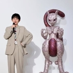 　吉田泰一郎さんの作品「ミュウツー」像の隣で話す本郷奏多＝東京都港区