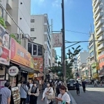 　活気あふれる新大久保のコリアンタウン周辺＝東京都新宿区