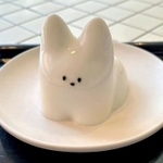 　ぷるぷるの感触を楽しめる猫プリン＝東京都新宿区