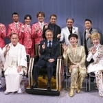 　コンサート前の取材に応じた（前列左から）藤あやこ、細川たかし、北島三郎、美川憲一、瀬川瑛子（後列左から）白川裕二郎、岩永洋昭、後上翔太、酒井一圭、山川豊、鳥羽一郎、福田こうへい、三山ひろし＝東京都八王子市