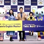 　発表会に登場した（左から）関根麻里、関根勤、永尾柚乃＝東京都中央区