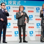 　授賞式でトークする「ＴＨＥ　ＡＬＦＥＥ」の（左から）桜井賢、坂崎幸之助、高見沢俊彦＝東京都千代田区