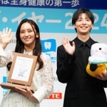 　授賞式に出席した岡田結実（左）と高杉真宙＝東京都千代田区