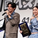 　発表会に登場した目黒蓮（左）と池田美優＝東京都品川区