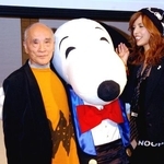 　漫画「ピーナッツ」翻訳４０年で、スヌーピーから感謝状を受けた谷川俊太郎さん（左）＝２００７年、東京都内のホテル