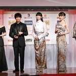 　「第５３回ベストドレッサー賞」を受賞し、記念写真に納まる（左から）ＭＥＧＵＭＩ、津田健次郎、「Ｐｅｒｆｕｍｅ」の３人＝東京都渋谷区