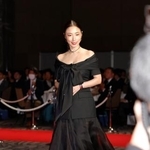 　「第５３回ベストドレッサー賞」の発表・授賞式でレッドカーペットを歩くＭＥＧＵＭＩ＝東京都渋谷区