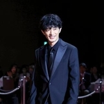 　「第５３回ベストドレッサー賞」の発表・授賞式でレッドカーペットを歩く津田健次郎＝東京都渋谷区