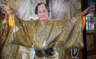 　囲み取材でポーズをとる松平健＝東京都墨田区